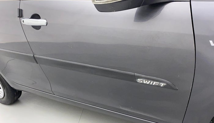 2015 Maruti Swift VXI, Petrol, Manual, 90,695 km, Driver-side door - Slightly dented