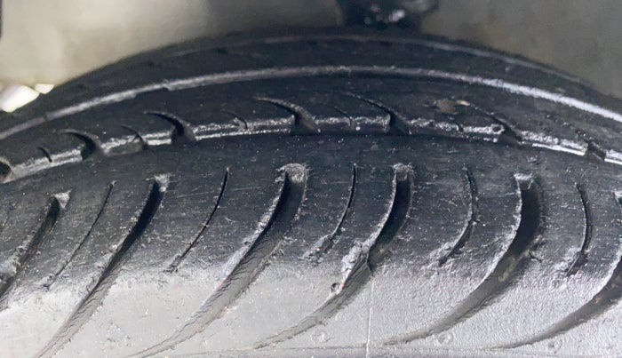 2014 Hyundai Eon MAGNA PLUS, Petrol, Manual, 34,328 km, Left Front Tyre Tread