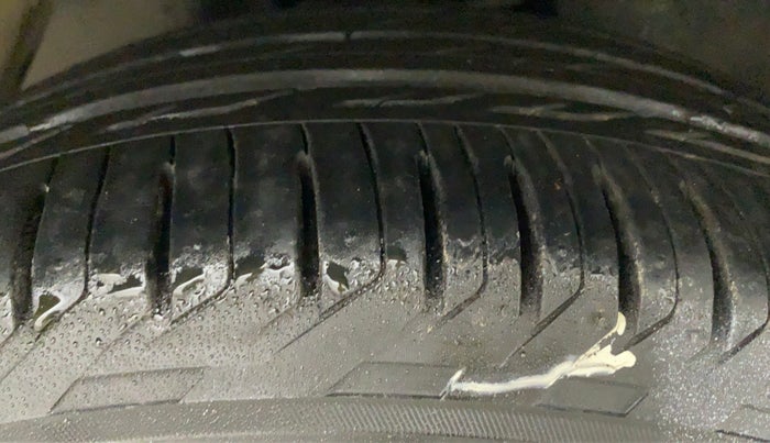 2016 Toyota Innova Crysta 2.7 ZX AT 7 STR, Petrol, Automatic, 40,801 km, Right Front Tyre Tread