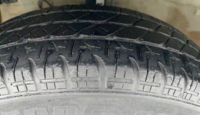 2015 Maruti Swift LXI D, Petrol, Manual, 56,251 km, Left Front Tyre Tread