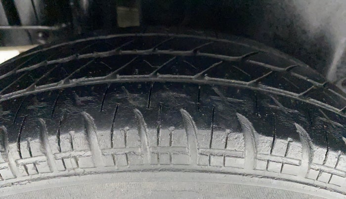 2015 Maruti Swift LXI D, Petrol, Manual, 56,251 km, Right Rear Tyre Tread