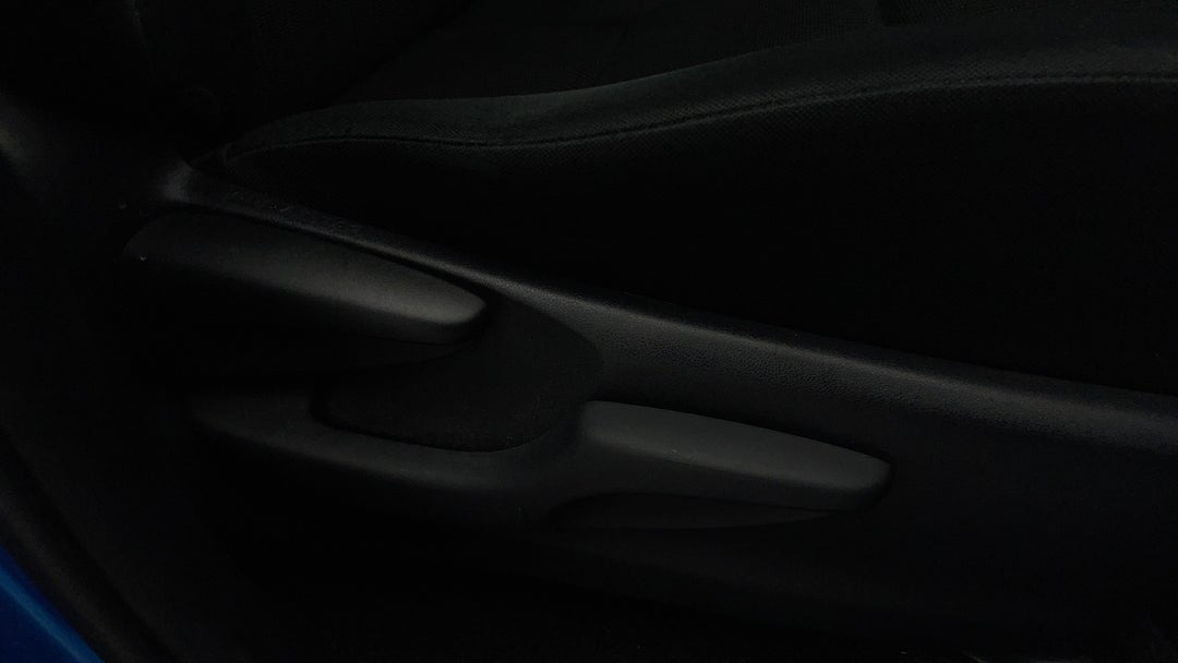 2017 Toyota RAV4 Gx (2WD), Automatic, 60833 km, Drivers Side Adjustment Panel