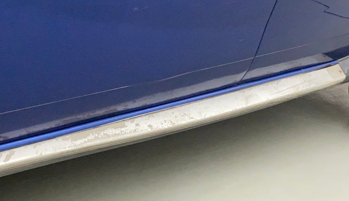 2013 Renault Duster 110 PS RXZ DIESEL, Diesel, Manual, 1,22,814 km, Left running board - Paint has minor damage