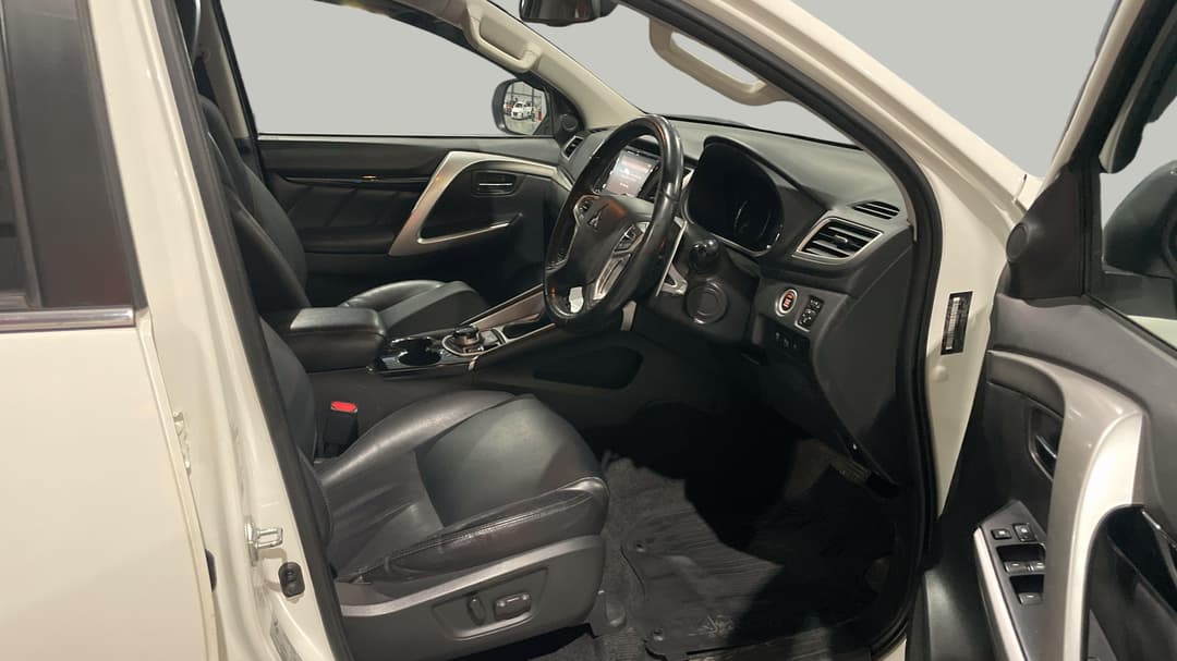 2018 Mitsubishi Pajero Sport Gls (4x4) 7 Seat, Automatic, 131376 km, Right Side Front Door Cabin View