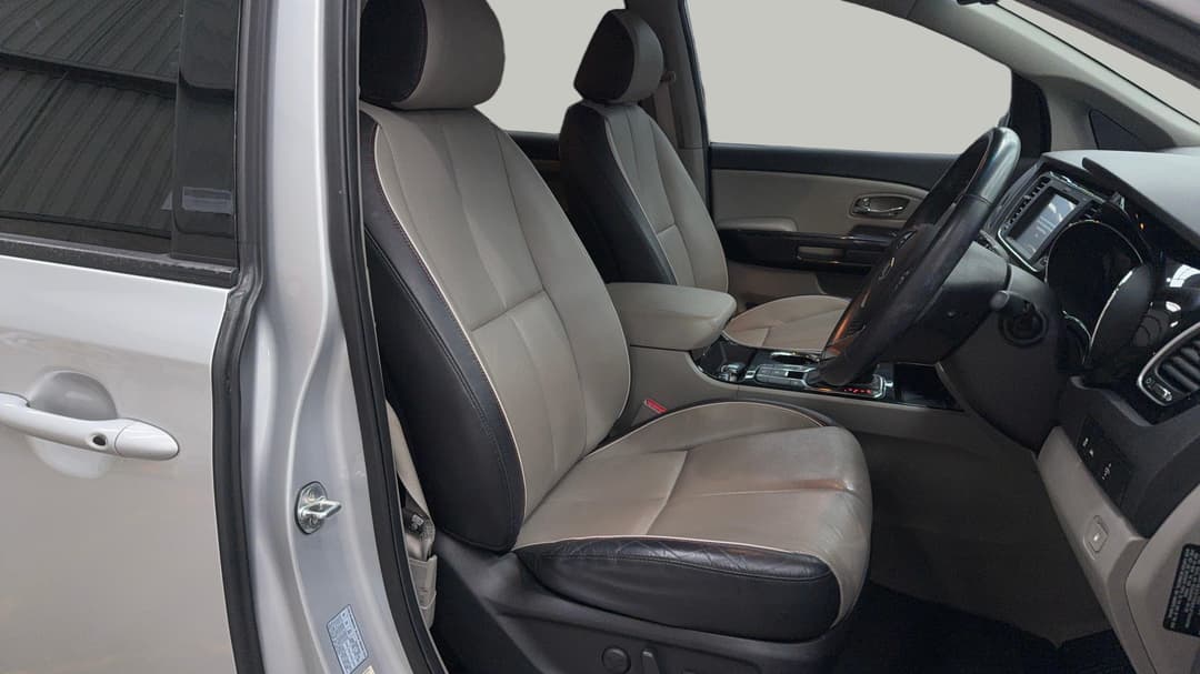 2019 Kia Carnival Sli, Automatic, 95917 km, Right Side Front Door Cabin View