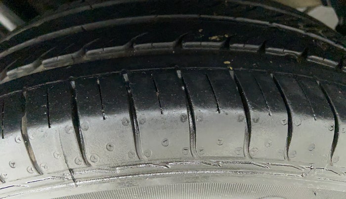 2017 Maruti Dzire VDI, Diesel, Manual, 1,10,688 km, Right Rear Tyre Tread