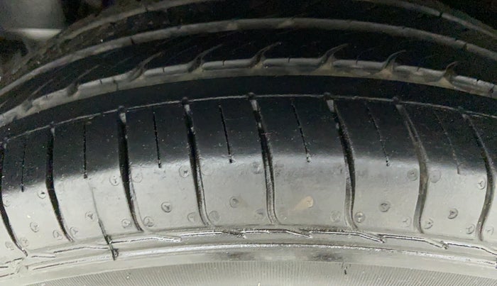2017 Maruti Dzire VDI, Diesel, Manual, 1,10,688 km, Left Front Tyre Tread