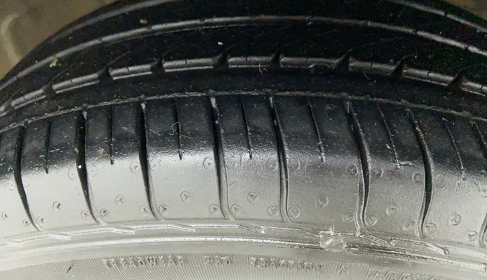 2017 Maruti Dzire VDI, Diesel, Manual, 1,10,688 km, Right Front Tyre Tread
