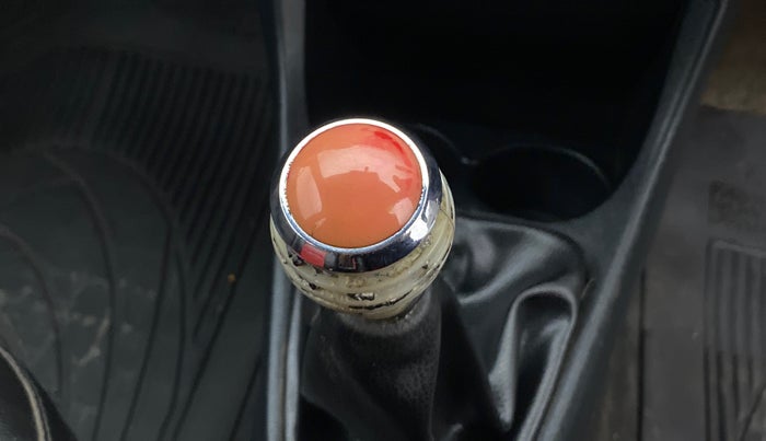 2011 Toyota Etios G, Petrol, Manual, 85,630 km, Gear lever - Knob has minor damage