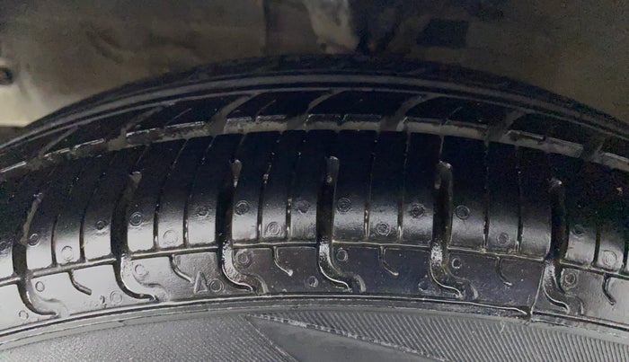 2013 Hyundai i10 MAGNA 1.1, Petrol, Manual, 63,462 km, Left Front Tyre Tread