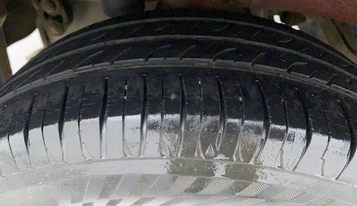 2016 Mahindra Kuv100 K8 6 STR, Petrol, Manual, 43,972 km, Right Rear Tyre Tread