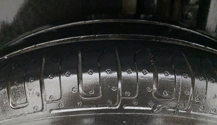 2014 Maruti Swift VXI, Petrol, Manual, 71,083 km, Left Rear Tyre Tread