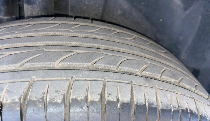 2015 Maruti Swift VXI, Petrol, Manual, 46,056 km, Right Rear Tyre Tread