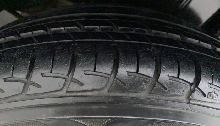 2015 Maruti Ciaz ZXI, Petrol, Manual, 13,325 km, Right Rear Tyre Tread