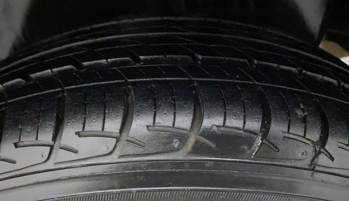 2015 Maruti Ciaz ZXI, Petrol, Manual, 13,325 km, Left Front Tyre Tread