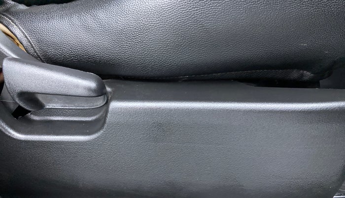 2018 Maruti Wagon R 1.0 VXI, Petrol, Manual, 32,569 km, Driver Side Adjustment Panel
