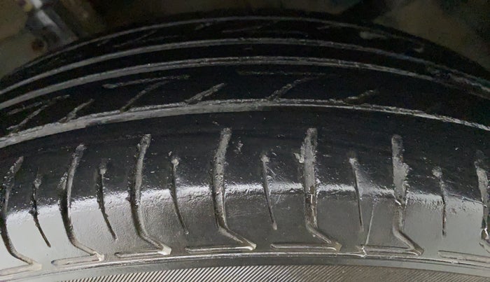 2013 Maruti Swift Dzire VXI, CNG, Manual, 89,681 km, Left Front Tyre Tread