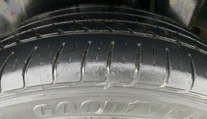 2018 Maruti Ciaz ALPHA 1.5 MT VTVT SHVS, Petrol, Manual, 44,864 km, Left Rear Tyre Tread