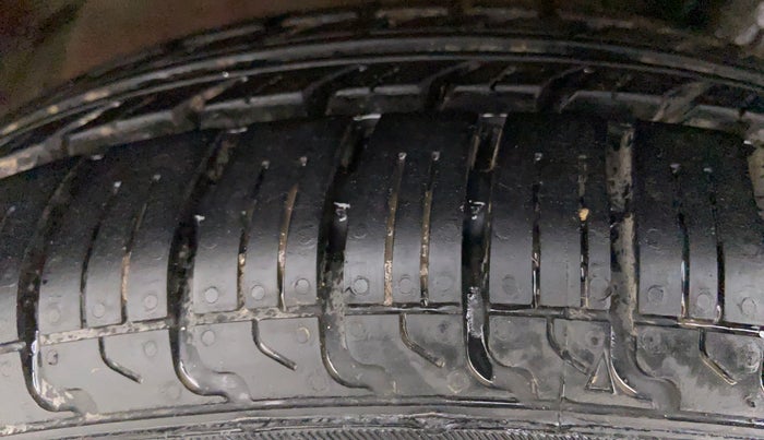 2012 Maruti Swift VXI D, Petrol, Manual, 41,172 km, Left Front Tyre Tread
