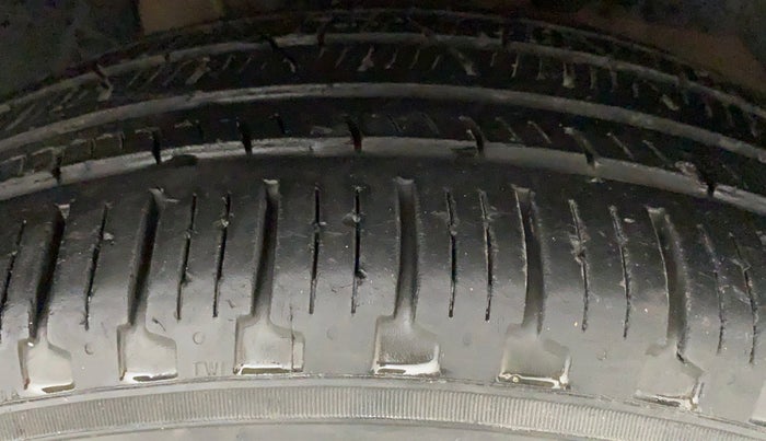 2019 Mahindra XUV500 W11 (O) AT, Diesel, Automatic, 79,978 km, Right Front Tyre Tread