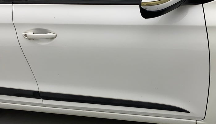 2016 Hyundai Elite i20 SPORTZ 1.2, Petrol, Manual, 1,12,617 km, Driver-side door - Minor scratches