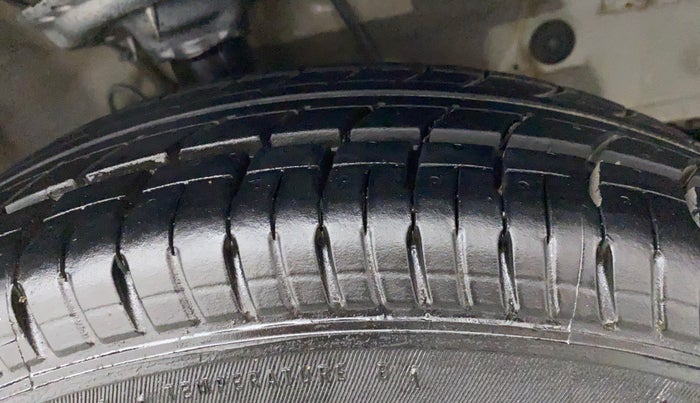 2016 Hyundai Elite i20 SPORTZ 1.2, Petrol, Manual, 1,12,617 km, Right Front Tyre Tread