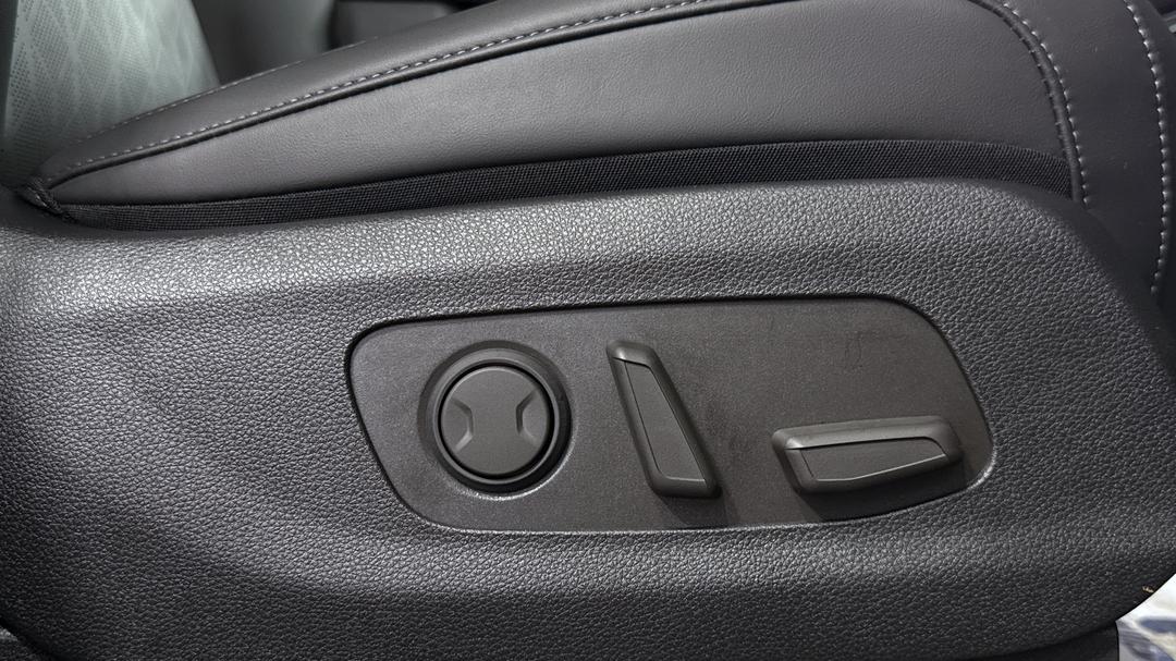 2025 Kia Carnival Sport+, Automatic, 3216 km, Drivers Side Adjustment Panel