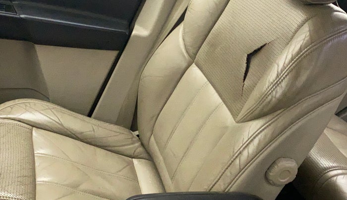 2016 Mahindra XUV500 W10 AT, Diesel, Automatic, 73,804 km, Driver seat - Cover slightly torn