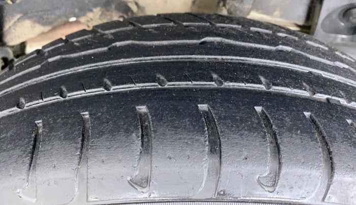 2016 Nissan Terrano XL P, Petrol, Manual, 39,999 km, Left Rear Tyre Tread
