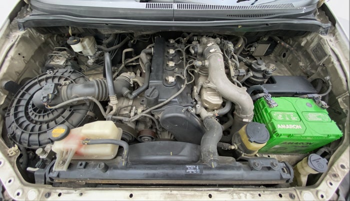 2014 Toyota Innova 2.5 VX 8 STR BS IV, Diesel, Manual, 1,44,255 km, Engine Bonet View