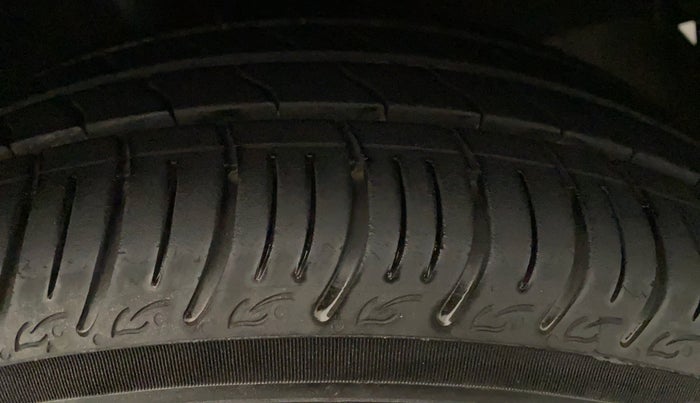 2014 Toyota Etios Liva G, Petrol, Manual, 23,449 km, Left Rear Tyre Tread