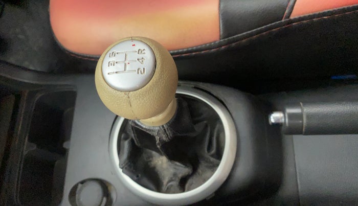 2011 Maruti Swift VXI, Petrol, Manual, 95,333 km, Gear lever - Boot Cover minor damage