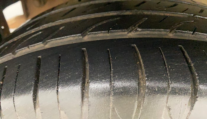 2016 Mahindra Kuv100 K2 6 STR, Petrol, Manual, 47,685 km, Right Rear Tyre Tread