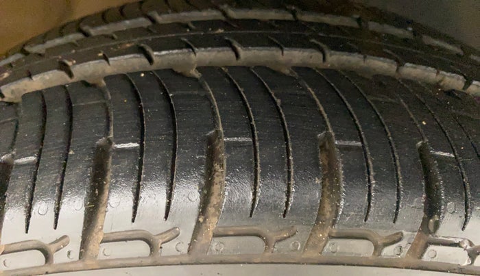 2016 Mahindra Kuv100 K2 6 STR, Petrol, Manual, 47,685 km, Right Front Tyre Tread