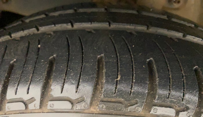 2016 Mahindra Kuv100 K2 6 STR, Petrol, Manual, 47,685 km, Left Front Tyre Tread