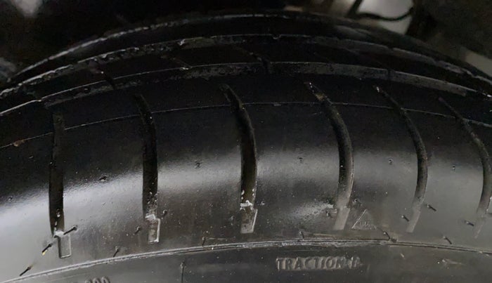 2015 Maruti Ciaz ZXI, Petrol, Manual, 79,579 km, Left Rear Tyre Tread