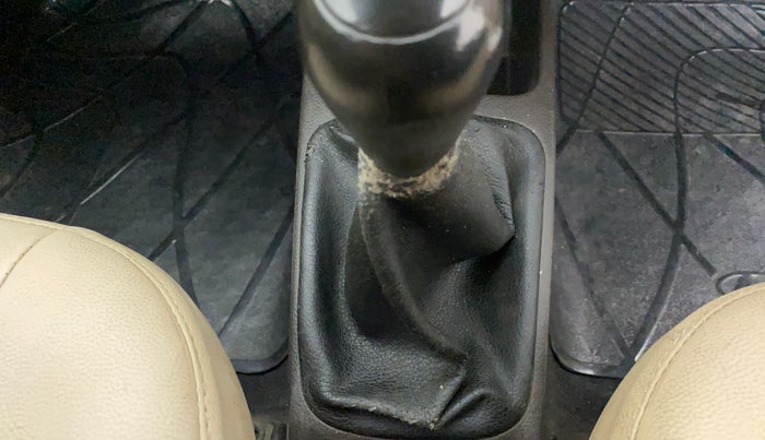 2017 Hyundai Eon ERA +, Petrol, Manual, 66,838 km, Gear lever - Boot cover slightly torn