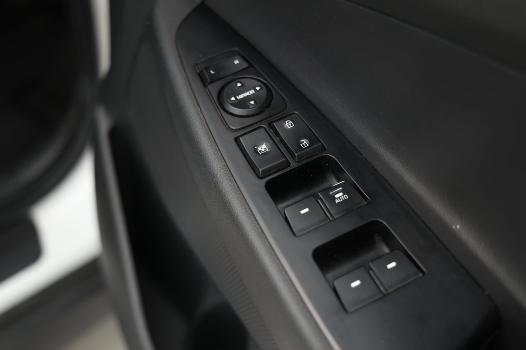 2017 Hyundai Tucson Active (FWD), Automatic, 125257 km, Drivers Side Door Panel Controls