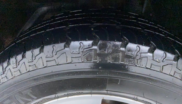 2014 Mahindra XUV500 W8 FWD, Diesel, Manual, 1,92,264 km, Left Front Tyre Tread