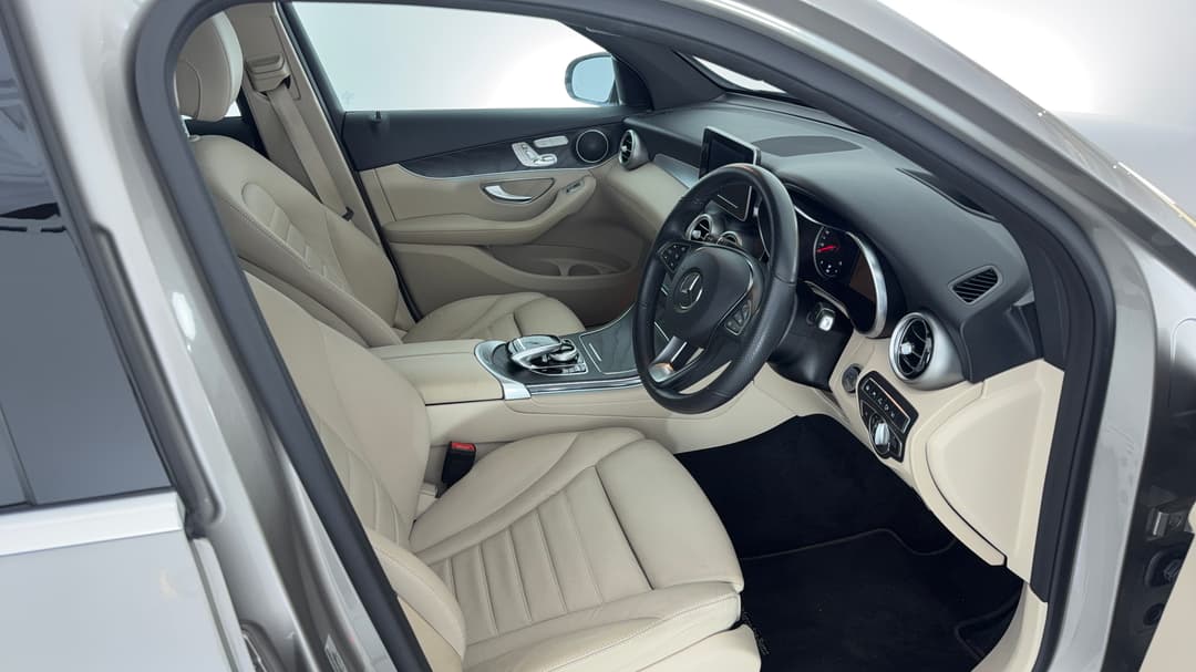 2019 Mercedes-benz GLC 250, Automatic, 31918 km, Right Side Front Door Cabin View