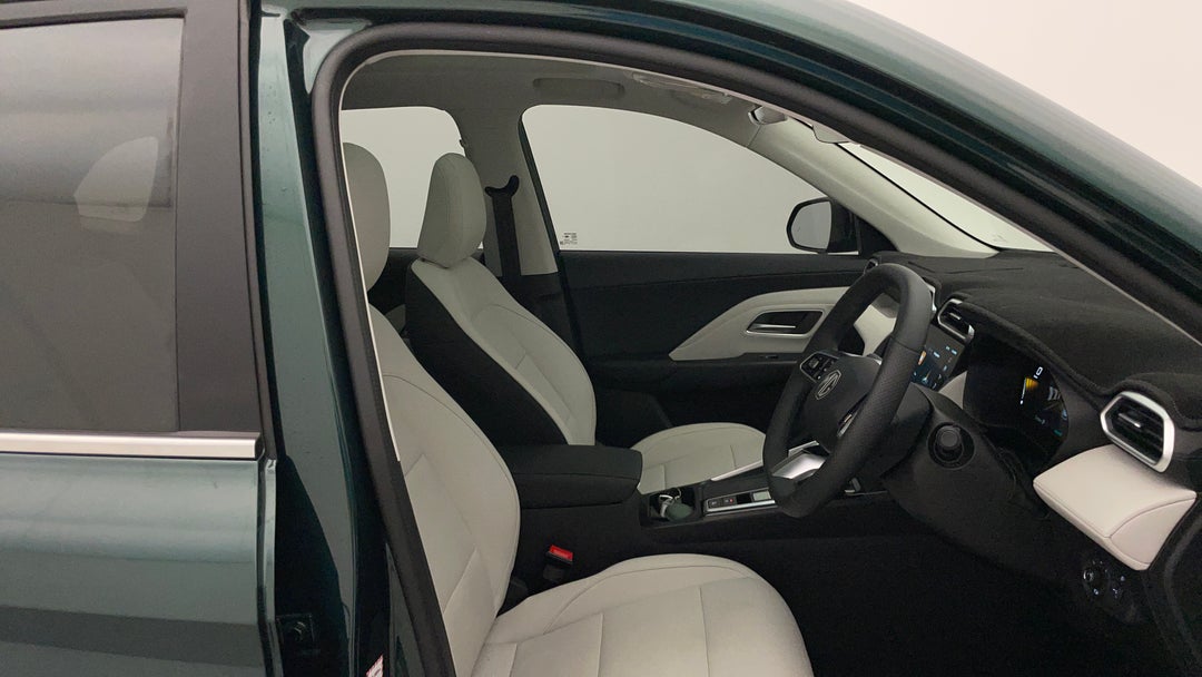 2025 MG ZS Essence, Automatic, 6329 km, Right Side Front Door Cabin View