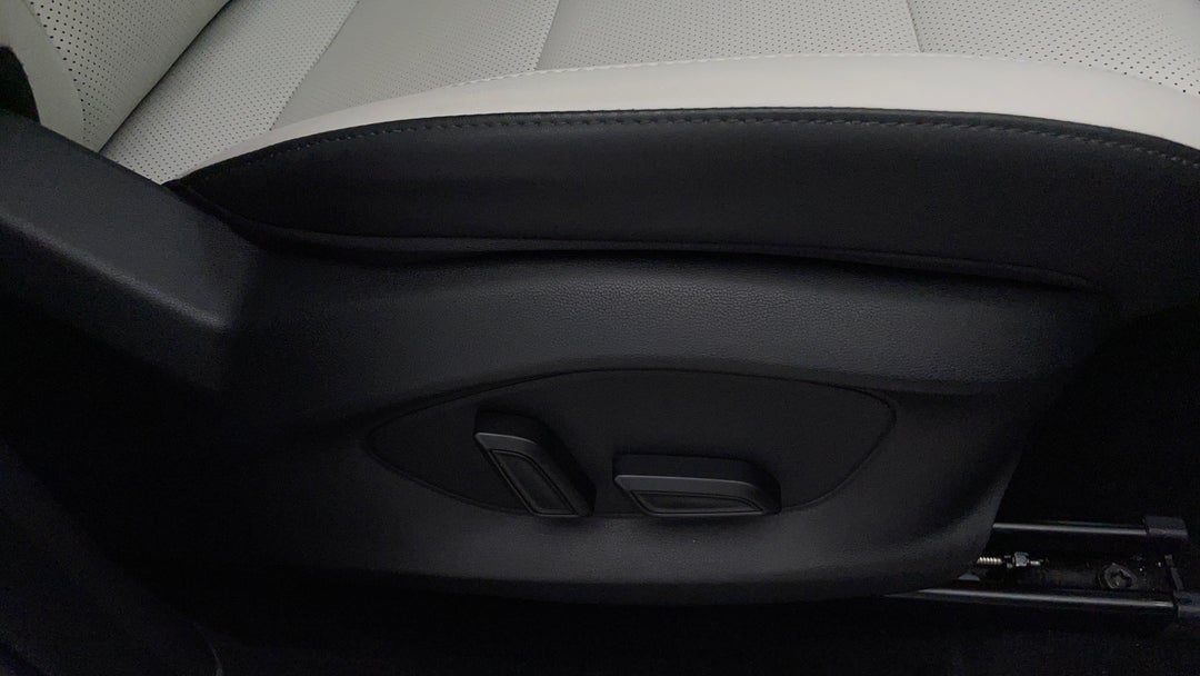 2025 MG ZS Essence, Automatic, 6329 km, Drivers Side Adjustment Panel