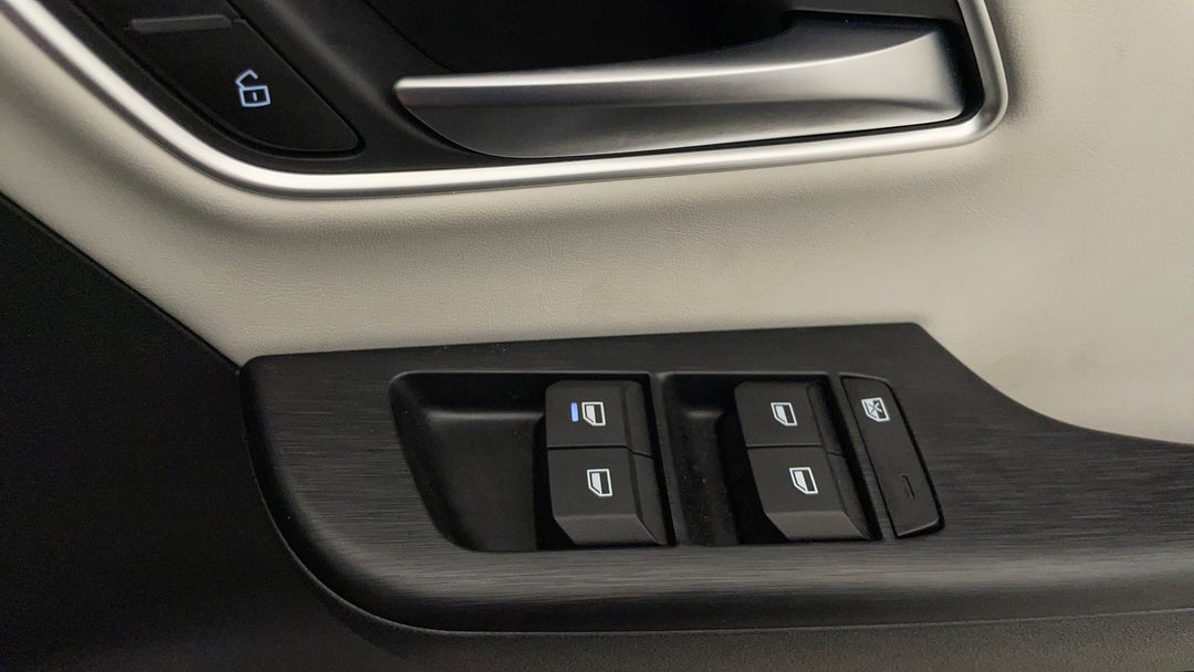 2025 MG ZS Essence, Automatic, 6329 km, Drivers Side Door Panel Controls