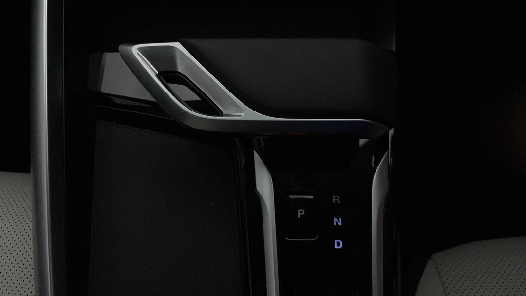 2025 MG ZS Essence, Automatic, 6329 km, Gear Lever 