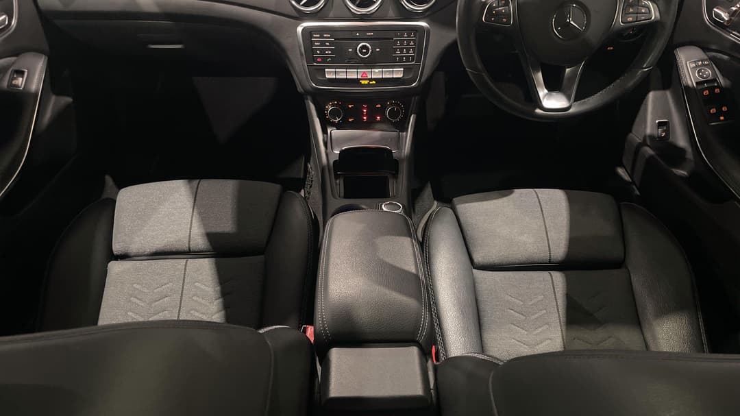 2019 Mercedes-benz GLA 180, Automatic, 40391 km, Center Console