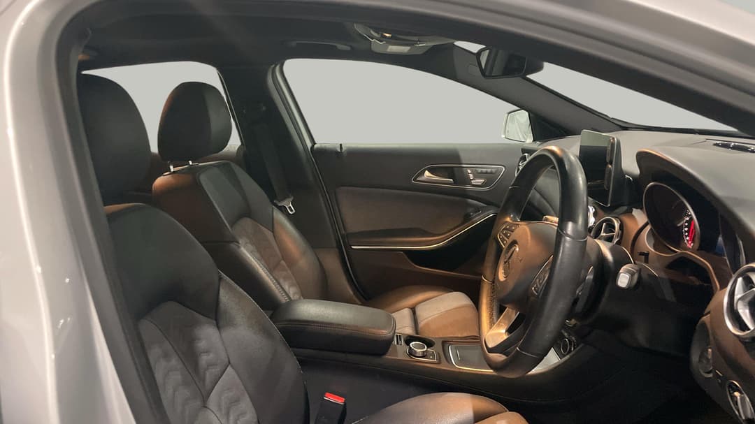 2019 Mercedes-benz GLA 180, Automatic, 40391 km, Right Side Front Door Cabin View