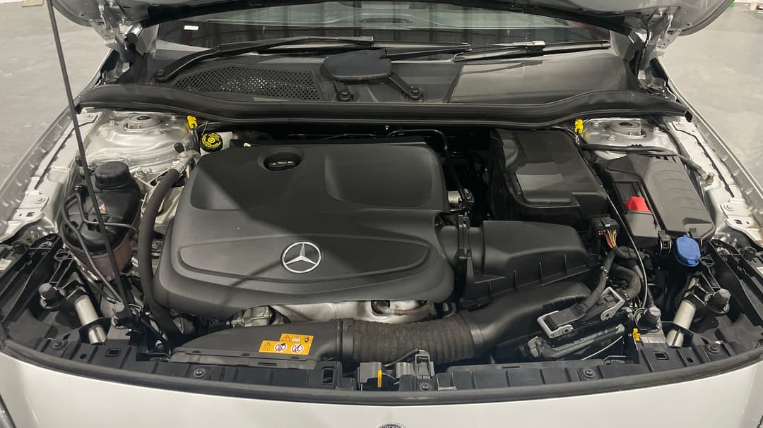 2019 Mercedes-benz GLA 180, Automatic, 40391 km, Open Bonnet (Engine)
