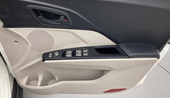 2019 Mahindra XUV300 W6 1.2 PETROL, Petrol, Manual, 40,899 km, Driver Side Door Panels Control