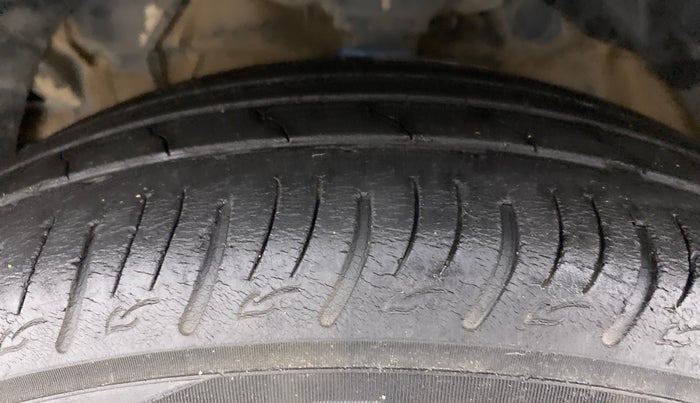 2019 Mahindra XUV300 W6 1.2 PETROL, Petrol, Manual, 40,899 km, Left Front Tyre Tread