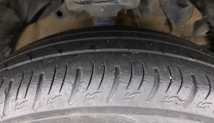 2019 Mahindra XUV300 W6 1.2 PETROL, Petrol, Manual, 40,899 km, Right Front Tyre Tread